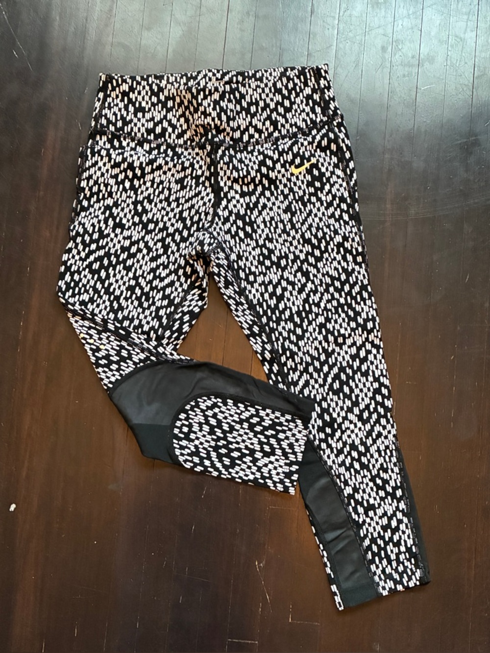 Nike Black & White Patterned Dri-Fit Crop Leggings, size small